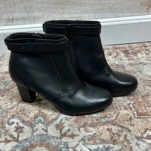 Clarks Kalea Gilliian Booties Womens 10M Black Leather Block Heel Side Zip Boots